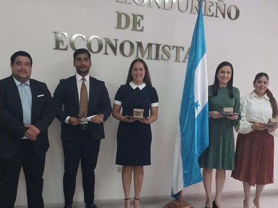 Juramentación del 02/07/2025 Licenciada Carmen Castillo Licenciada Génesis Perla Licenciado Gustavo Urrutia Licenciada Jakelin Posas